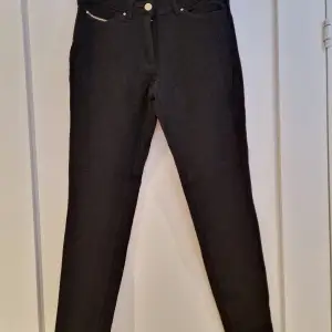 Svarta byxor från HM med en guldknapp Sparsamt använda