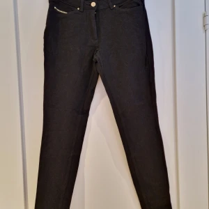 Svarta byxor från HM - Svarta byxor från HM med en guldknapp Sparsamt använda