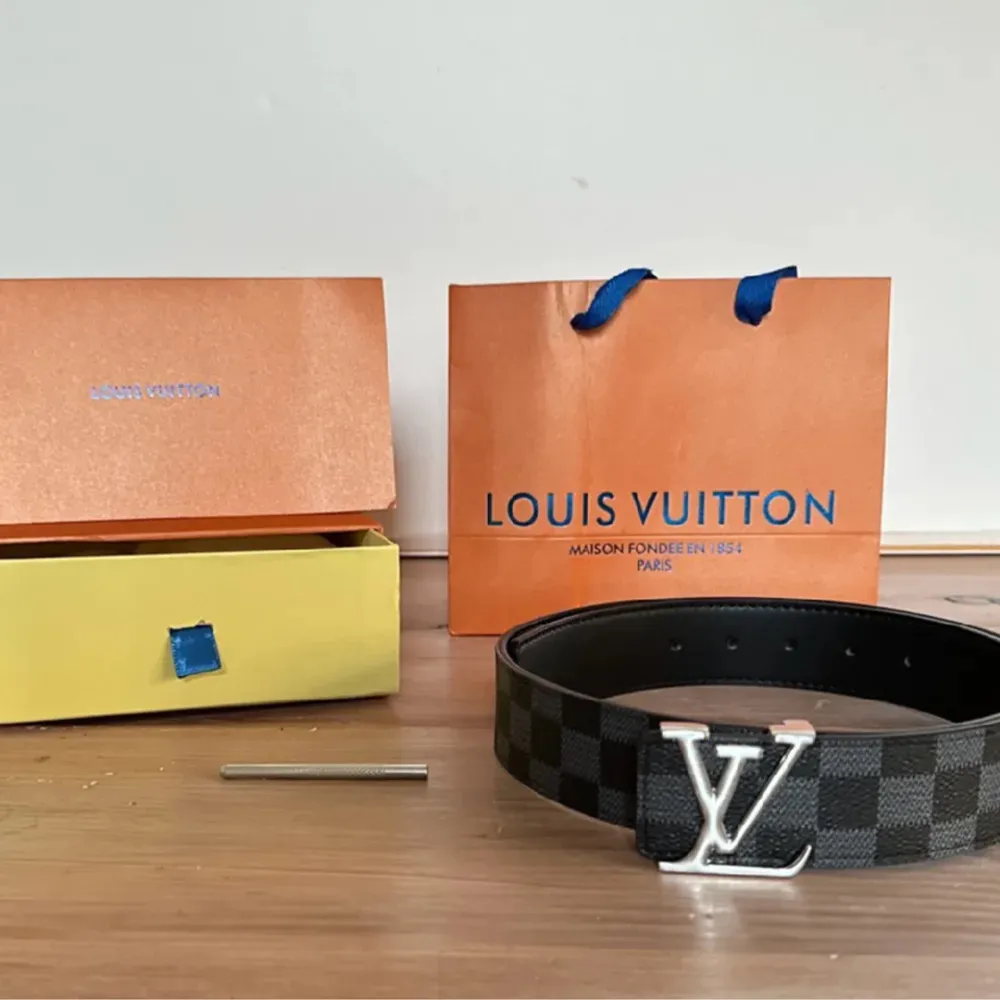 Säljer mitt Louis Vuitton skärp i storlek 120, riktigt snyggt och fräscht skärp, . Övrigt.