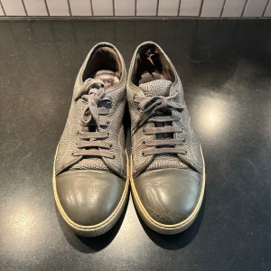 Lanvin strl 44 - Tja säljer dessa lanvins då dem inte kommer till användning. Defekter: litet hål i ena hälen och en repa på ena captoen därav priset