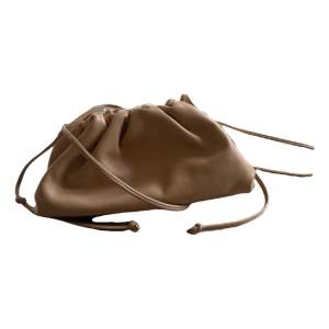 Färg: almond   Modell: mini pouch  Pris på hemsida: 25410kr   Den är i otroligt bra skick!  Dustbag + äkthetsbevis tillkommer  