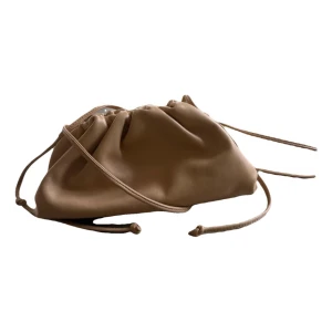 BOTTEGA VENETA väska - Färg: almond   Modell: mini pouch  Pris på hemsida: 25410kr   Den är i otroligt bra skick!  Dustbag + äkthetsbevis tillkommer  
