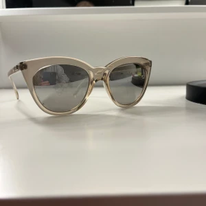 Superfina solglasögon - Ett par solglasögon ifrån Lespecs i modellen halfmoon magic.  Säljer dess på grund utav att dem inte kommer till någon större användning för mig 💗