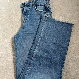 Blå vida jeans från GinaTricot, supersnygga men kommer tyvärr inte till användning längre:)