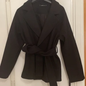 Svart kappa  - Hej jag säljer denna kappan i storlek s använd 1 gång så den är ganska ny den är ifrån Gina jag köpte denna kapp för 700 kr så jag säljer den för 450!❤️