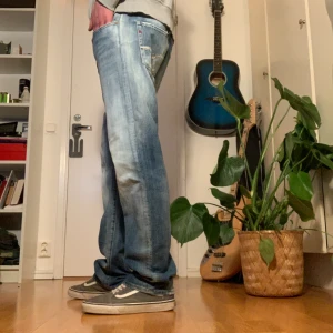 Replay Jeans - Säljer nu mina vintage Replay jeans. Modellen är Jennon med en snygg fade. Straight jeans utan några skavanker alltså ett par riktigt feta byxor. Mått: Midja tvärs över: 46 cm, total längd: 106 cm, innerbenslängd: 80 cm.