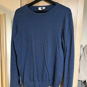 Stickad tröja Kashmir mix Small - Stickad Kashmir mix tröja från Gentlemens Corner i storlek small. Tröjan har 5% Kashmir och 95% bomull och är i bra skick.  