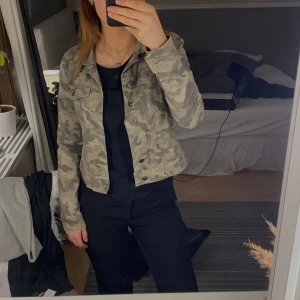 Camouflage jacka  - Jacka från Vila i storlek S som inte kommer till användning längre. Är 167cm & längden i armarna är bra! 