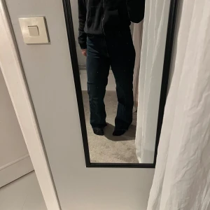 High waist jeans - High waist jeans, använt ett par gånger men ändå i fint skick. Storlek 40, är själv 175 cm där jeansen är perfekt i längden!  