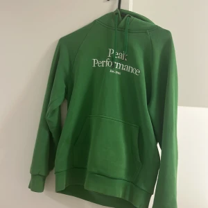 Peak Perfomance Hoodie - Säljer denna Hoddie pga. att den it kmr till användning längre. Bra skick 