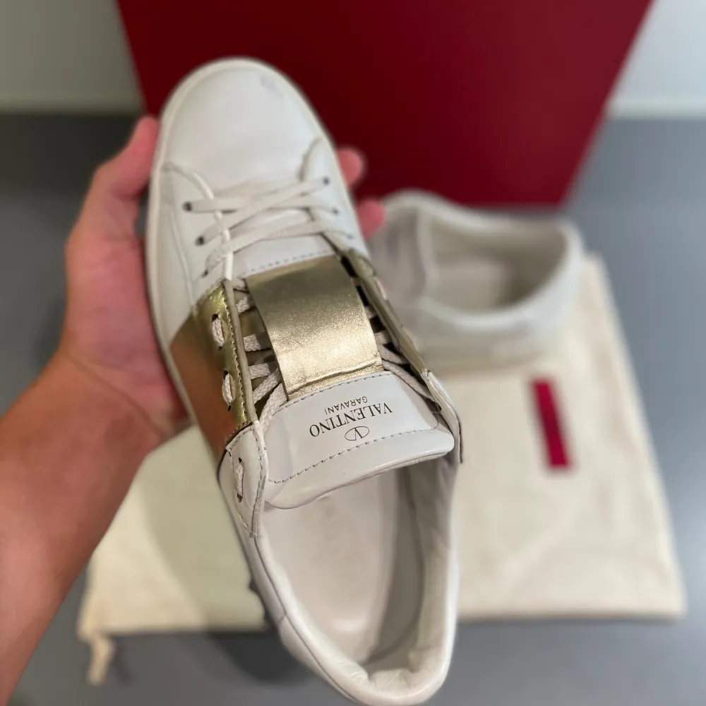 Hej! Säljer nu dessa sjukt snygga vita Valentino open skorna med en guldig kontrastfärg. Okej skick, anvädna. Storlek 39,5 men passar 0,5-1 storlek större. Tillkommer Box & kort. Kan frakta eller mötas upp i Kungälv. PM 📩för fler frågor/bilder :). Skor.