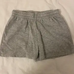  Ett par grå shorts som passar perfekt till sommaren.