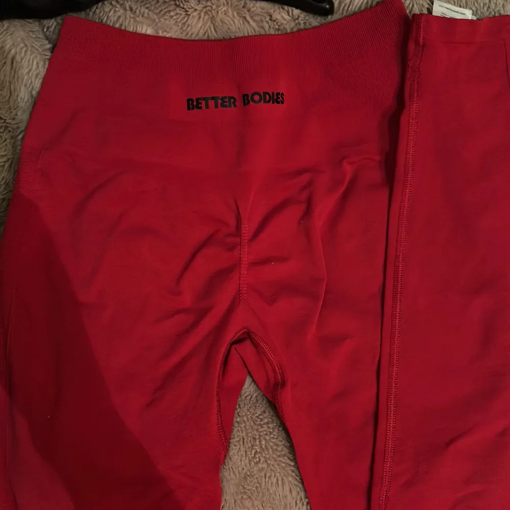 Röda svinsnygga tights från Better Bodies med scrunch i baken, har inte använts mycket och är därför anledningen till att jag säljer de. Bra skick!❤️. Jeans & Byxor.