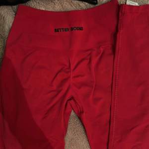 Röda svinsnygga tights från Better Bodies med scrunch i baken, har inte använts mycket och är därför anledningen till att jag säljer de. Bra skick!❤️