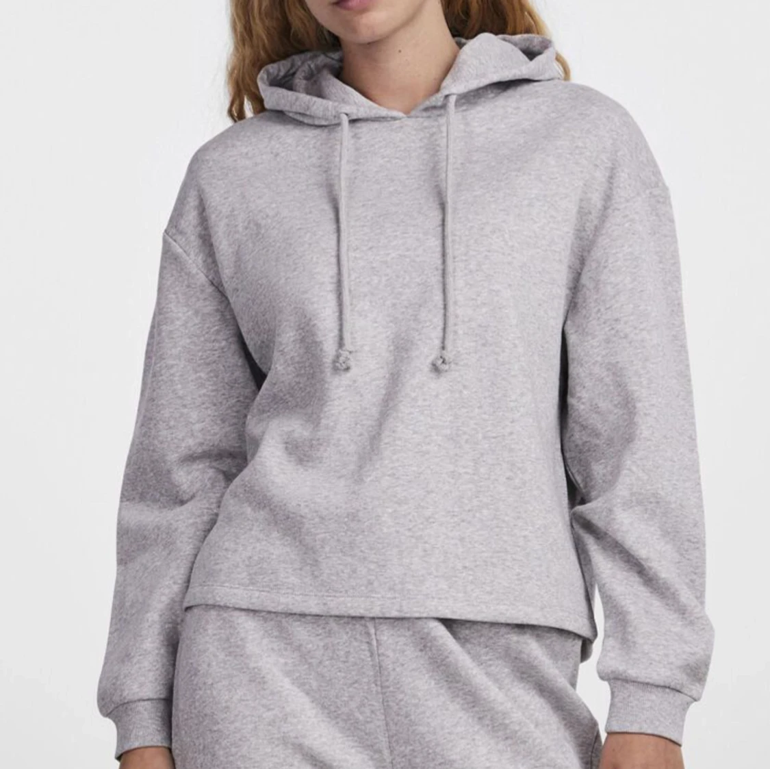 Grå hoodie