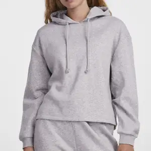 Grå hoodie från Pieces 🩶 Den har inga defekter 🙌🏼