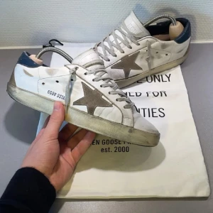 Intressekoll på golden goose skor  - Hej! Intressekoll på mina golden goose skor i storlek 42 i mycket bra skick. Finns dustbag till skorna men Ingen box! Kom med prisförslag ifall du är intresserad mvh Max