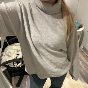 Stickad tröja - Super fin och skön stickad tröja ifrån hm den är lite nopprig men inget man tänker på❣️är i storlek S men passar M också