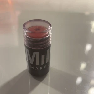 Milk blush - Säljer denna då jag ej använder nå mer. Väldigt fin färg och perfekt nu inför sommaren. Den är i färgen Dash och säljer för 120kr, pris kan diskuteras💞