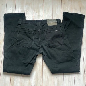 Svarta vintage jeans - Svarta vintage jeans köpta från Erikshjälpen men passade tyvärr inte mig. Prislappen är fortfarande kvar och är därför oanvända utav mig. Skriv om du har frågor!  Mått: Midjan rakt över är 40 cm och längden är 106 cm