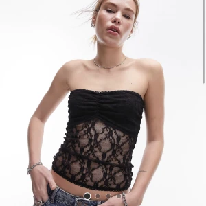 Spetstopp - En helt ny skitsnygg spetstopp från Topshop, köpt från Asos💕. Den är helt oanvänd och slutsåld på hemsidan. Säljer den här då jag råkade beställa två likadana. Perfekt till fester!😍