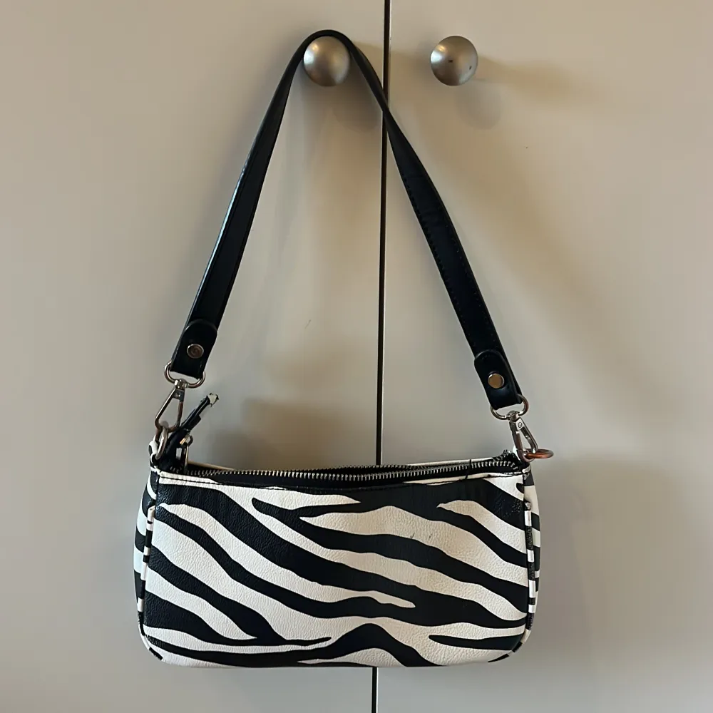 Axelremsväska med zebra mönster från Gina tricot. Så söt nu till sommaren. Väskor.