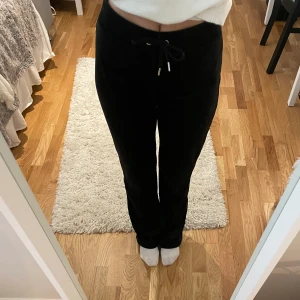 Mysbyxor - Säljer svarta mysbyxor från ginatricot i bra skick💖Jag är 168 och dom går ner till marken på mig.