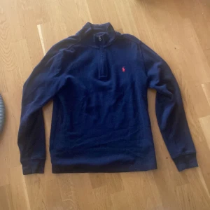 Ralph Lauren halv zip  - Fint skick!  Inga defekter’  Storlek M  Passar även S/M Säljer billigt så var snabba!👍
