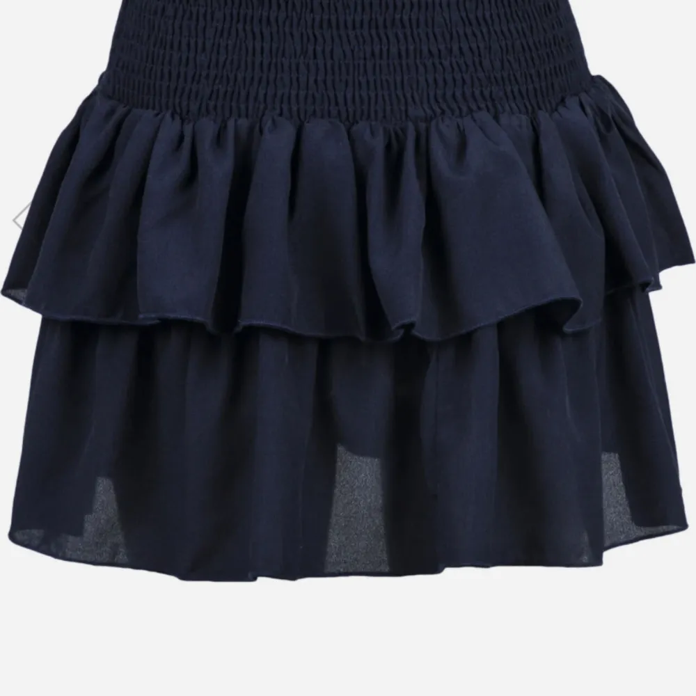 Blå volang kjol från neo noir! Nypris 449kr och den är bara använd några få gånger och är i toppskick, säljer då den är för stor för mig💓 kontakta gärna innan ni köper sen går de bra att trycka på köp nu!. Kjolar.