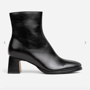 Sköna höga skor - Skor använda 1 ggr. Säljer pga fel storlek. Skönaste höga skorna du kan ha:) Finns nu på webshop för 680:-