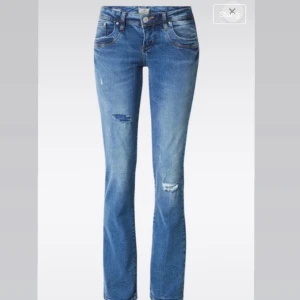 Ltb Jeans - Ett par ljusblåa Ltb i modellen valerie. I storlek 27/30 men är längre då kanten där nere är upsprättad. Jätte fina! Det ändå är att det har en liten defekt på fickan, se bild, men inget man tänker på!💕💕