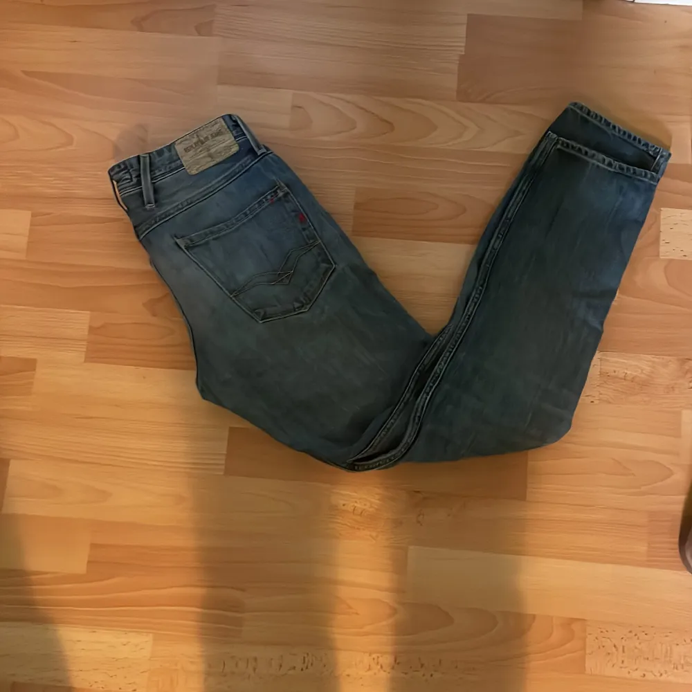 Stilrena och bekväma blå Replay Anbass jeans i perfekt storlek W30/L32. Passar alla tillfällen.  Tveka inte på att höra av dig! Nypris 1800. Jeans & Byxor.