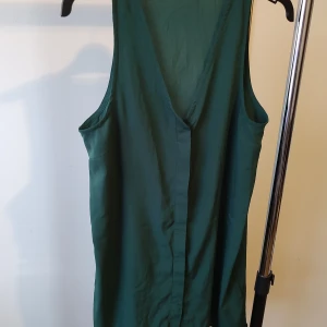Somrig ärmlös kortklänning i emeraldgrön färg - 💚Kortklänning i emerald grön färg i väldigt bra skick.  💚 Användes EN gång bara. 💚 Strlk: 36 💚 Material: Polyster 