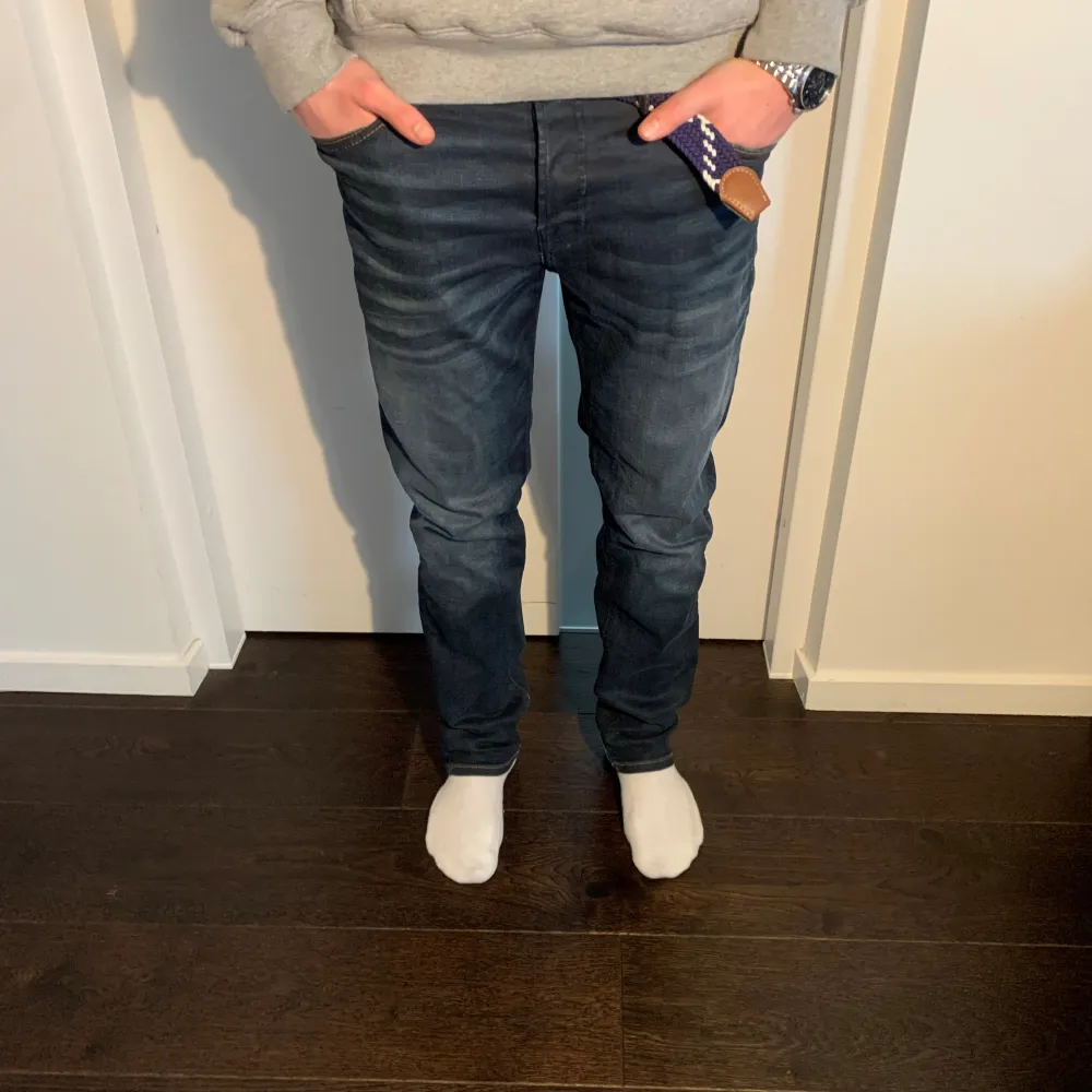 Hej säljer nu dessa tvär snygg Jack & Jones  jeans i färgen mörkblå och storlek 31/32 och modellen på bilden är ca 180 lång. Skick: 9/10 inga hål eller fläckar och använda varsamt . Jeans & Byxor.