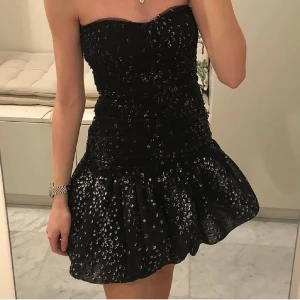 Maje klänning  - Maje klänning som är så fin passar till så många tillfällen😻Inga slitningar, storlek xs men passar S med skulle jag säga ny pris är 3000kr 💕