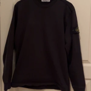 Stone island tröja  - Säljer nu denna stone island då den inte används. Byten kan vara aktuellt. Pris kan diskuteras vid snabb affär tveka inte på att höra av er vid funderingar 