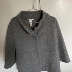 Trekvartsärmad kofta  - Snygg trekvartsärmad kofta. Sitter som en S som jag har i vanliga fall. Ena knappen funkar tyvärr inte.💕
