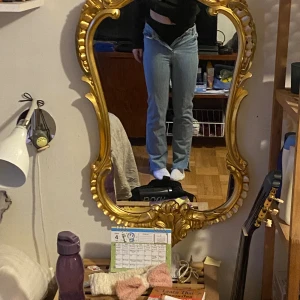 Jeans - hög midjade jeans med en liten cut längst på benen. För små för mig därför säljer jag. Kontakta mig för måtten osv.