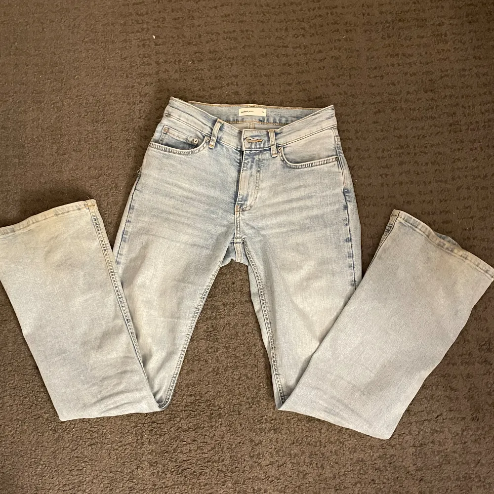 säljer ett par supersnygga blåa jeans från ginatricot. de ser ljusare ut på bilderna pga ljuset. de är köpta för 500 kr för ungefär 2 månader sen så de är inga defekter på de.. Jeans & Byxor.