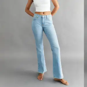 Skulle säga mid/low waist bootcut jeans ifrån Gina i en skit snygg färg. Använd en gång då det är för korta är 175cm!