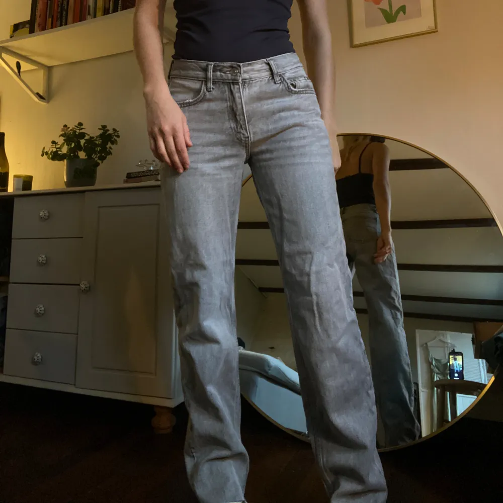 Gråa low-waist jeans/ byxor från ginatricot! Avklippta så de passar mig (som är 165) 🩵🕊️. Jeans & Byxor.