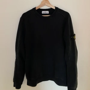 Stone island sweatshirt - Stone island tröja i använt skick. Storlek M, skick 8/10 då både tröjan och patchen är lite solblekta annars fin. Självklart äkta, nypris ca 3k. Pris går att diskutera
