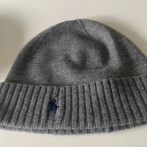 Rahlp lauren mössa - En väldigt fin Rahlp Lauren mössa. Säljer för den är förliten.