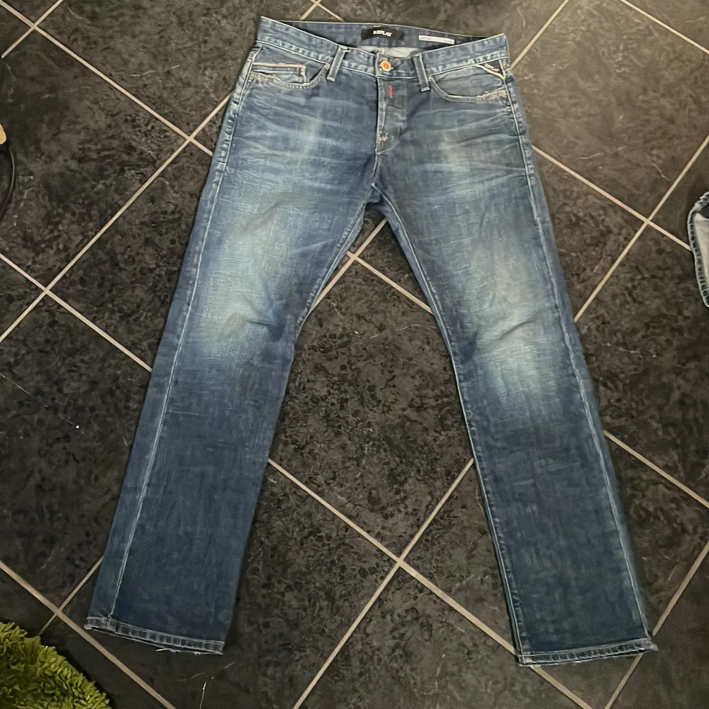 Säljer ett par snygga Replay jeans. Skick 9/10. Jeans & Byxor.