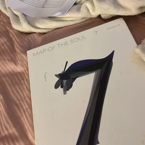 BTS album - Säljer mitt jättefina map of the soul album från BTS, då jag inte längre är ett fan. Det är i så fint skick. Aldrig använt endast öppnad. Photocard: Jimin. Skriv privat för fler bilder och mer information💞💞