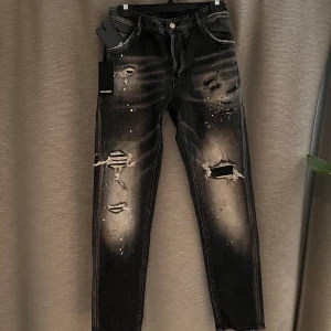 Dsquared2 jeans - Helt nya dsquared jeans med svart logga! Aldrig använda då dem tyvärr va för små. En dsquared påse medföljer även.