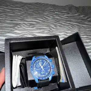 Hej! Säljer nu min otroligt fina omega moonswatch i den eftertraktade och sällsynta färgen blå/neptune! Köpt i swatch butiken i London för drygt 1-2 månad sedan och är i princip helt ny, har knappt används! Ny pris 8000-9000kr Mitt pris 4499kr!