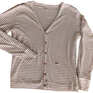 Whyred Jersey Cardigan, tröja. - En Whyred Jersey Cardigan, creme vit/beige med bruna ränder i strl L. I fint skick. 