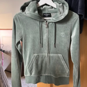 Juicy tröja - I nyskick, inget slitage. Färg: chinois green Storlek: xs