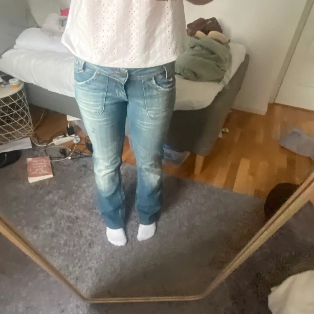 Lågmidjade bootcut Lee jeans, fint skick!!💗  blusen på första bilden säljs också i annan annons!!!🌸🌸. Jeans & Byxor.